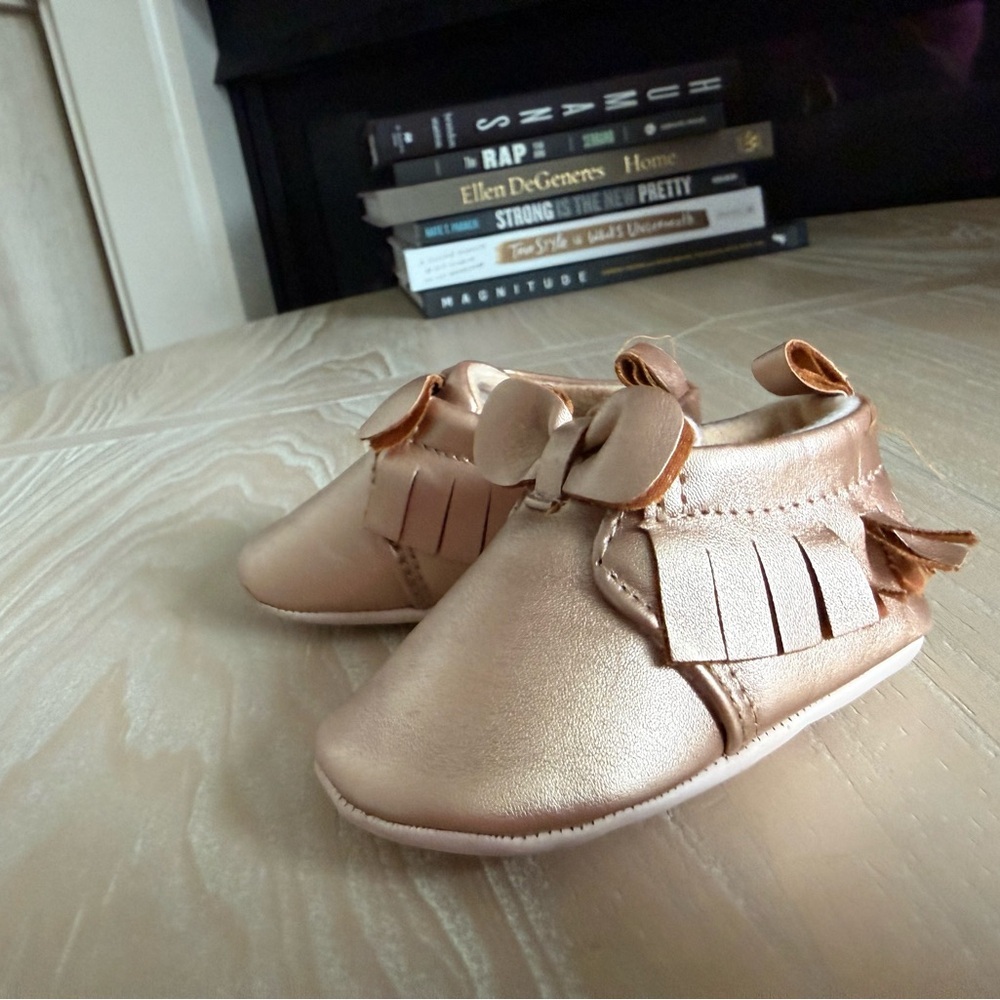 Baby girl Rose Gold Baby Moccasins with fringe & cute bow•like new & boho girly